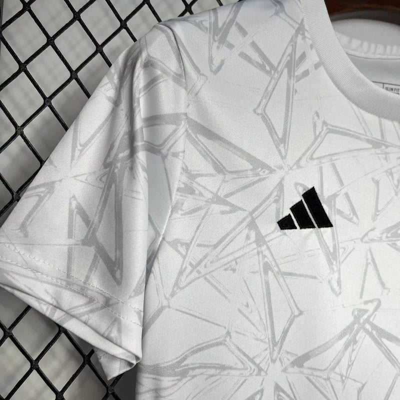 Kit Infantil Real Madrid Treino 2024/25 Adidas branco com camisa e short, tecido leve e respirável, ideal para pequenos torcedores treinarem com conforto e estilo merengue