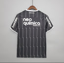 Camisa retrô do Corinthians modelo Away 2011/12 para torcedor masculino, preta com listras verticais cinza, escudo do clube bordado no peito esquerdo, logo Nike branco no peito direito e gola em V."