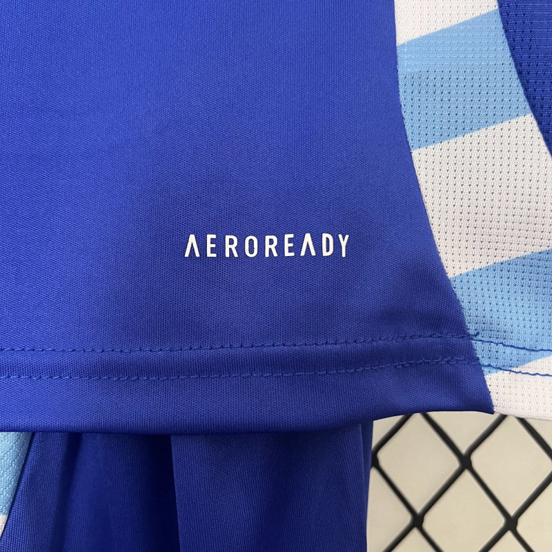 Kit Infantil Argentina Away II 2024/25 Adidas + Patch - Camisa e short infantil em tecido leve e respirável, design moderno azul marinho com detalhes da Seleção Argentina, ideal para jovens torcedores.