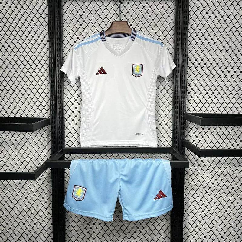 Kit Infantil Aston Villa Away II 2024/25 Adidas com camisa, short e meia, uniforme infantil azul e roxo, tecido leve AEROREADY, ideal para jogos, treinos e jovens torcedores."