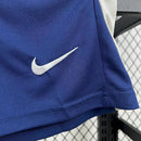 Kit Infantil Tottenham Home (1) 2025/26 Nike, camisa branca com detalhes em azul marinho e shorts oficiais, disponível para crianças de 3-4 a 12-13 anos, confortável e ideal para pequenos torcedores