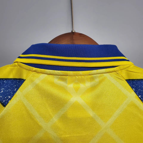 Camisa Parma Home I 1995/96 Puma Retrô Masculina Amarela com escudo bordado, design clássico e acabamento vintage que celebra a era de ouro do futebol italiano.”