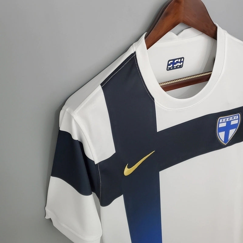 Camisa Finlândia Home I 2020/21 Nike retrô masculina branca com cruz azul e detalhes dourados, gola redonda e mangas curtas, modelo clássico em tecido leve para torcedores e colecionadores"