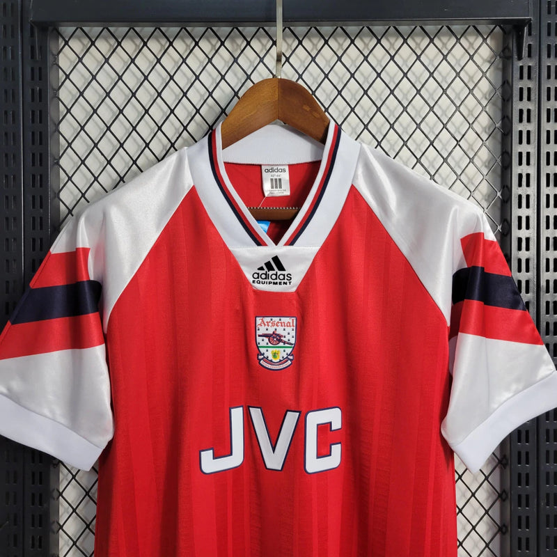 Camisa Arsenal Home I 1992/93 Adidas Retrô Masculina Vermelha com mangas brancas, gola polo, escudo bordado e logo Adidas, camiseta de futebol vintage para colecionadores e fãs do Arsenal"