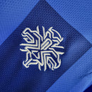 "Camisa Islândia Home I 2022/23 Puma masculina azul com detalhes em branco e vermelho, gola careca, mangas curtas e tecido leve respirável para torcedores"
