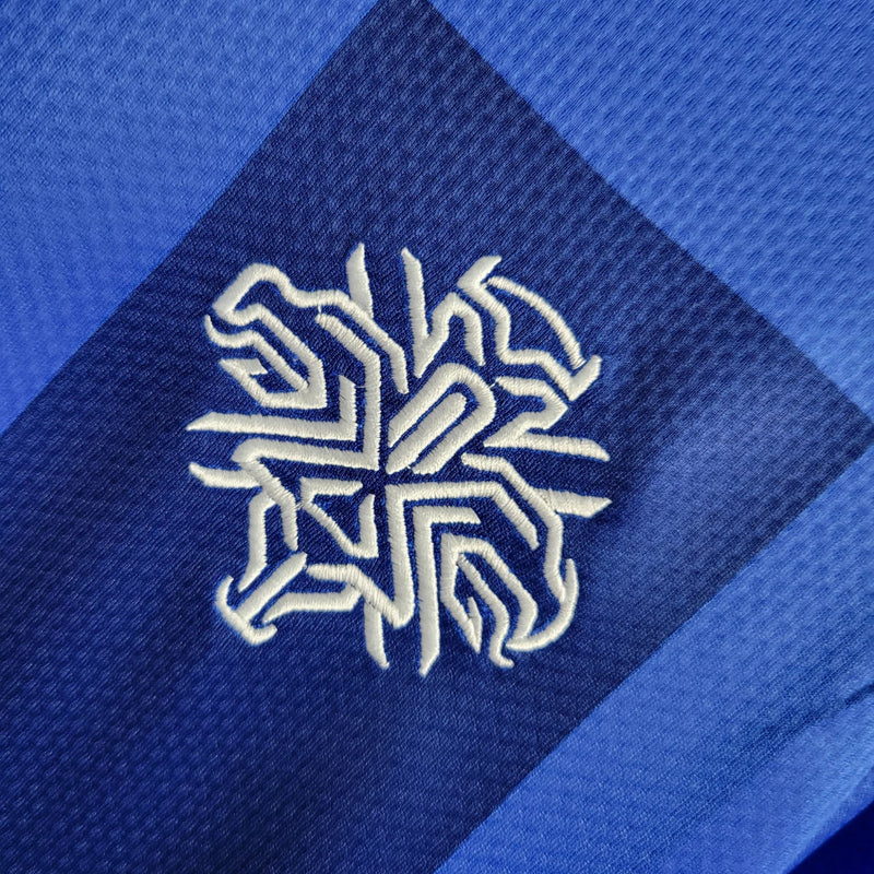 "Camisa Islândia Home I 2022/23 Puma masculina azul com detalhes em branco e vermelho, gola careca, mangas curtas e tecido leve respirável para torcedores"
