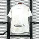 Camisa Napoli Away II 2025/26 EA7 Torcedor Masculina branca com detalhes metálicos em azul e prata, escudo cromado e gola moderna, unindo elegância e tecnologia no estilo futurista do clube napolitano.