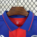 Camisa San Lorenzo Home I 2025/26 Torcedor Masculina azul com detalhes em vermelho, escudo estampado do clube argentino e tecido leve e respirável para torcedores."