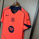 Camisa Barcelona Third III 2025/26 Nike Torcedor Masculina, uniforme oficial laranja com design moderno, disponível nos tamanhos P ao XGG para torcedores culés."