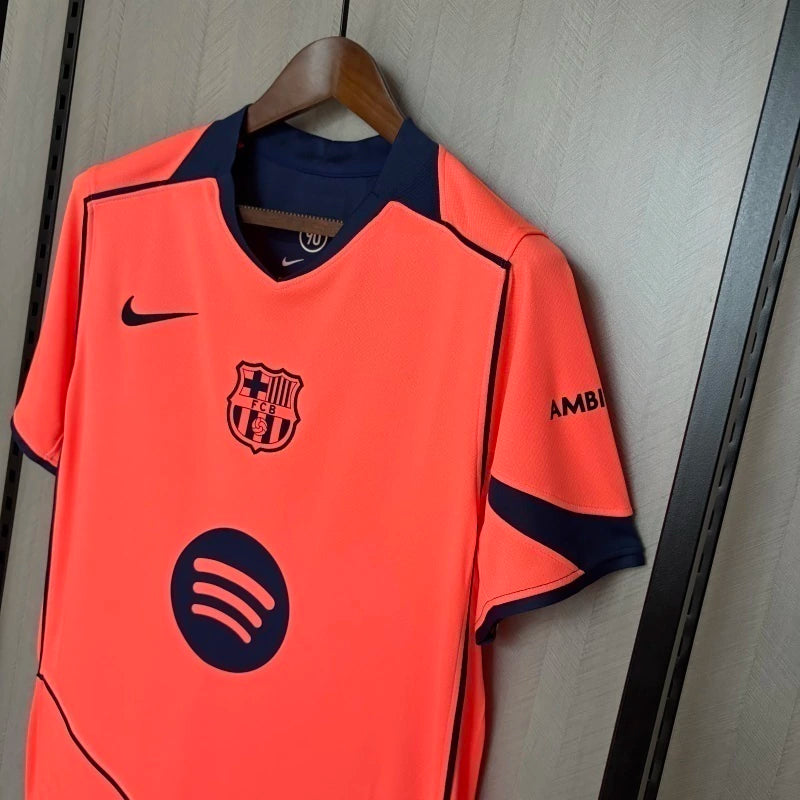 Camisa Barcelona Third III 2025/26 Nike Torcedor Masculina, uniforme oficial laranja com design moderno, disponível nos tamanhos P ao XGG para torcedores culés."