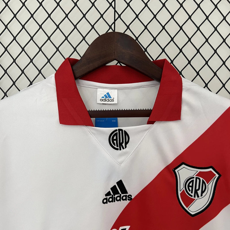 Camisa River Plate Home 1998/99 Adidas Retrô Masculina oficial, modelo branco com faixa diagonal vermelha, escudo bordado e design clássico da temporada histórica.
