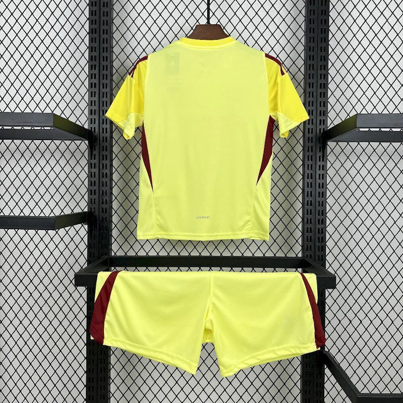 Kit Infantil Real Madrid Goleiro 2025/26 Adidas Amarelo, camiseta e shorts oficiais, disponível para crianças de 3-4 a 12-13 anos, confortável e ideal para pequenos goleiros e torcedores mirins."