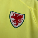 Camisa País de Gales Away II 2024/25 Adidas masculina amarela com detalhes em vermelho e verde, gola careca, mangas curtas e tecido leve respirável para torcedores"