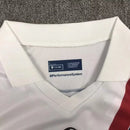 Camisa Bologna Away II 2023/24 Torcedor Masculina branca, com detalhes vermelhos e azuis nas mangas e gola, escudo bordado e design elegante que representa o orgulho e a tradição do Bologna FC 1909.