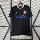 Camisa Corinthians Away II 2012/13 Nike modelo torcedor masculina, predominantemente preta com listras verticais cinza-escuras, escudo do clube no lado esquerdo do peito, logo da Nike em branco no lado direito e gola em formato V