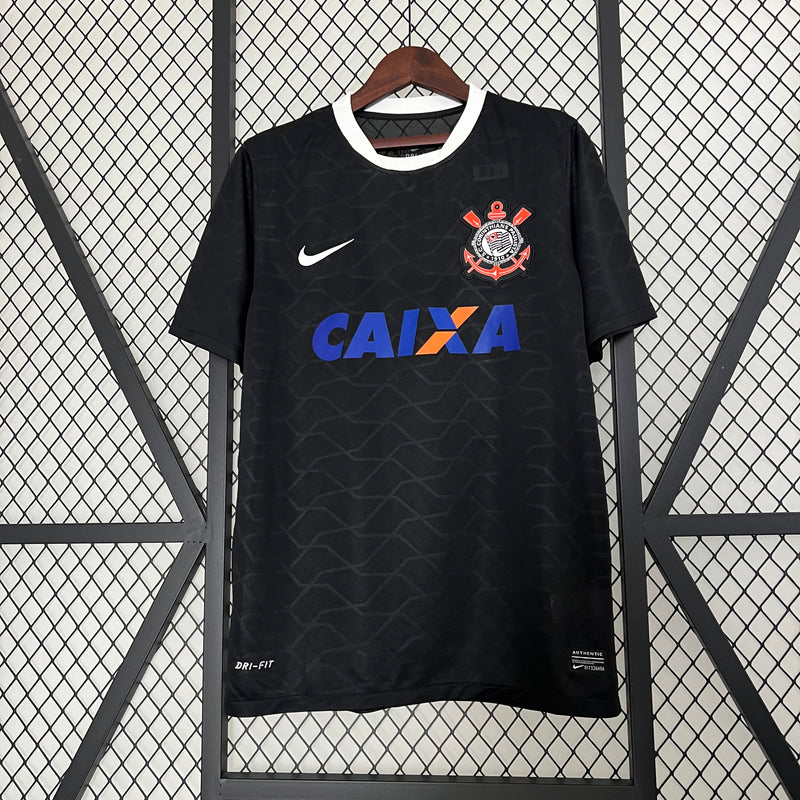 Camisa Corinthians Away II 2012/13 Nike modelo torcedor masculina, predominantemente preta com listras verticais cinza-escuras, escudo do clube no lado esquerdo do peito, logo da Nike em branco no lado direito e gola em formato V
