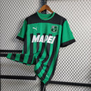 Camisa Sassuolo Home I 2022/23 Puma Torcedor Masculina Verde e Preta com listras verticais, escudo do clube e design clássico para torcedores apaixonados.”
