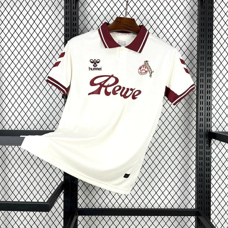 Camisa 1. FC Köln Retrô 2024/25 Hummel X WE:FC Torcedor Masculina branca com detalhes vermelhos e pretos, escudo retrô bordado do clube e logos Hummel e WE:FC, modelo oficial para torcedores do futebol alemão.