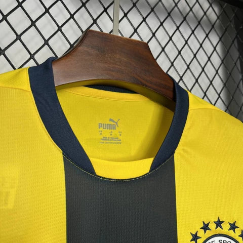 Camisa Fenerbahçe Home I 2024/25 Puma masculina em amarelo vibrante com escudo bordado, logo Puma e tecido respirável dryCELL, ideal para torcer ou treinar com conforto e estilo."