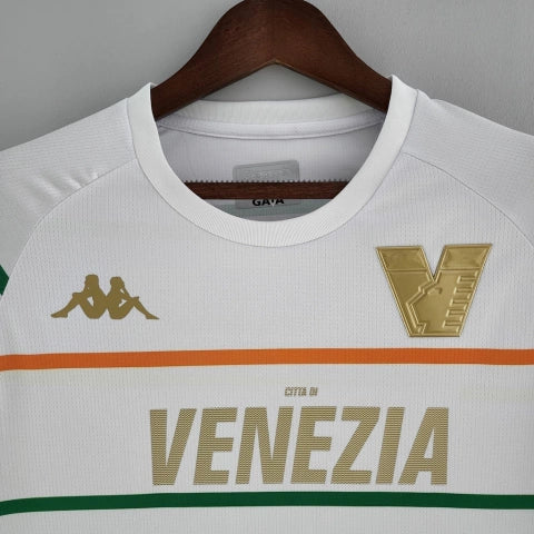 Camisa Venezia Away II 2022/23 Kappa Torcedor Masculina Manga Longa Branca com detalhes dourados e verdes, escudo do clube e design elegante inspirado na moda italiana.”