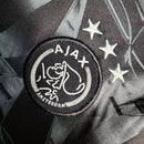 Kit Infantil Ajax Third (3) 2023/24 Adidas - Conjunto camisa e short oficial, preto com detalhes exclusivos, versão torcedor infantil, confortável e respirável.