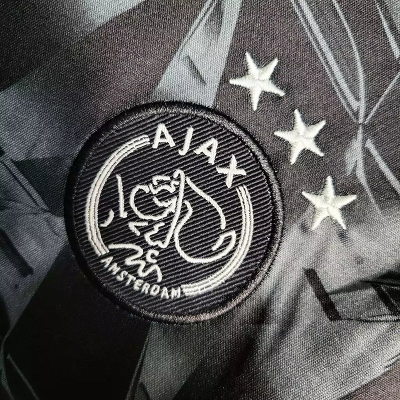 Kit Infantil Ajax Third (3) 2023/24 Adidas - Conjunto camisa e short oficial, preto com detalhes exclusivos, versão torcedor infantil, confortável e respirável.