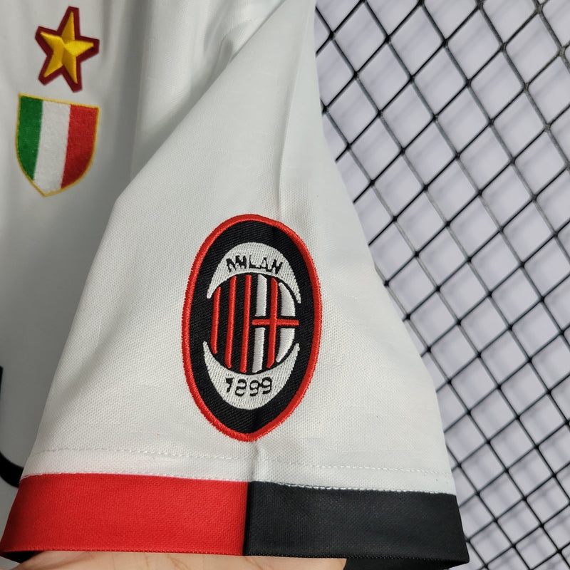 Camisa AC Milan Away (2) 1995/97 Opel Retrô Masculina, uniforme histórico branco com detalhes em vermelho e preto, disponível nos tamanhos P ao XGG, ideal para colecionadores e torcedores."