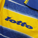Camisa Parma Home I 1998/99 Retrô Masculina Amarela e Azul com escudo bordado, design clássico e estilo vintage que celebra a era de ouro do futebol italiano.”