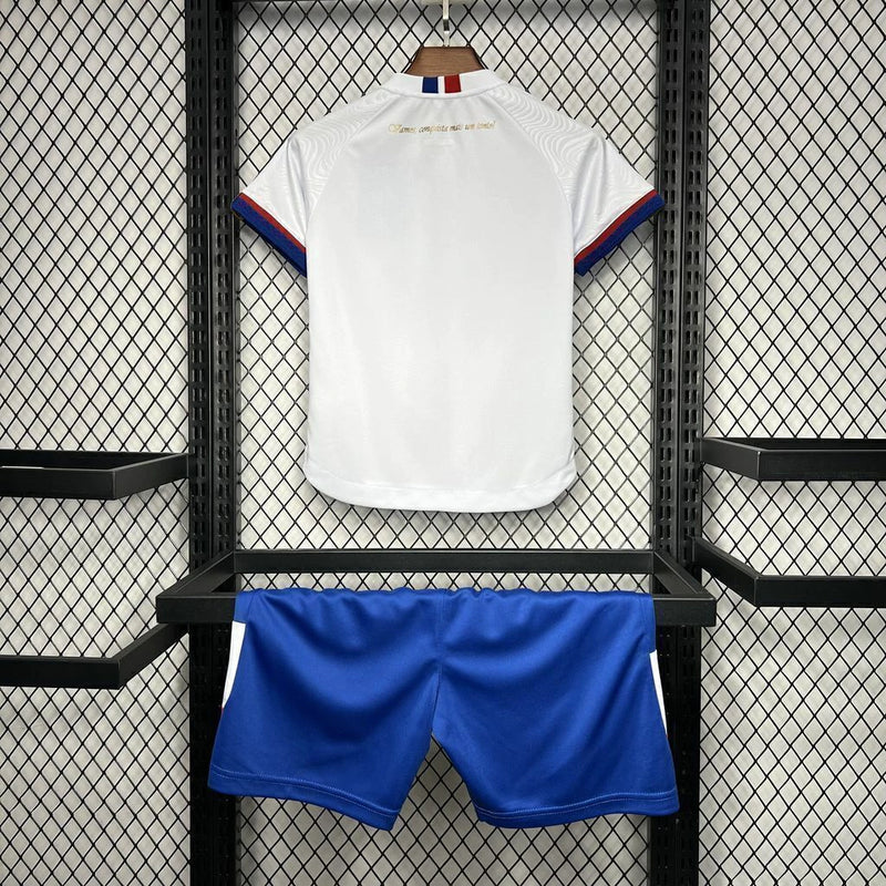 Kit Infantil Bahia Home (1) 2024/25 Esquadrão – uniforme completo com camisa branca tradicional, detalhes em azul e vermelho, shorts e meião. Ideal para crianças de 3 a 13 anos, tecido leve, confortável e oficial do Esporte Clube Bahia