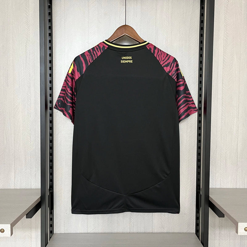 Camisa Peru Away II 2024/25 Adidas masculina, preta, com escudo da seleção peruana no peito, detalhes clássicos e listras diagonais, tecido leve e respirável com tecnologia AEROREADY, ideal para treinos, jogos e torcer pelo time com estilo e conforto.”