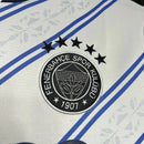 Camisa Fenerbahçe Away II 2024/25 Puma Torcedor Masculina branca, com escudo do clube bordado no peito e detalhes em azul e amarelo, design moderno, tecido dryCELL respirável e gola confortável, representando o estilo e a paixão do torcedor turco