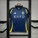 Camisa Al-Nassr Away (2) 2024/25 Adidas Torcedor Masculina branca com detalhes em azul e dourado, escudo do clube aplicado no peito e logo Adidas bordado."