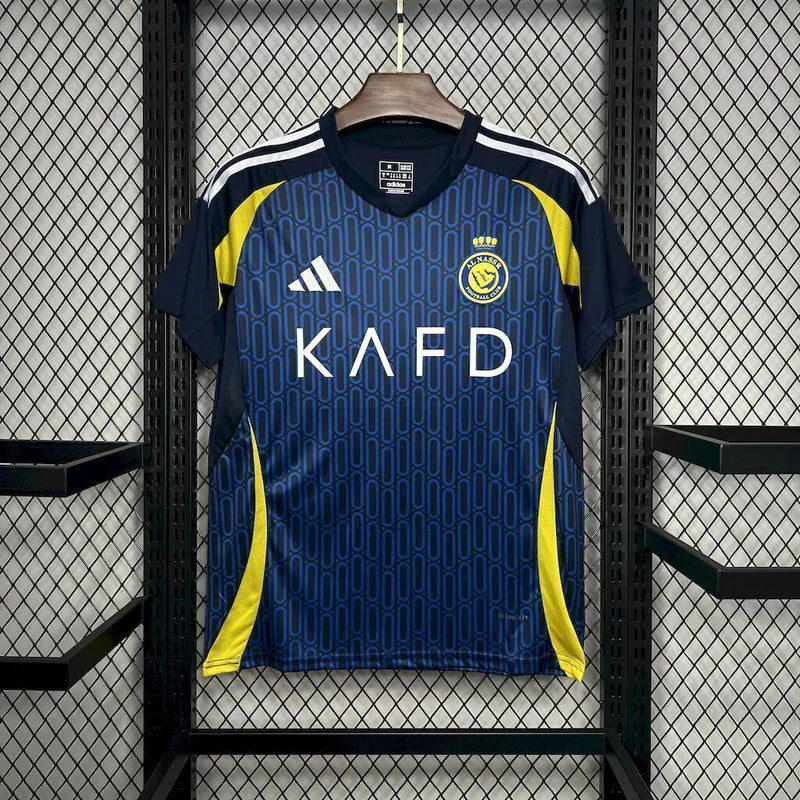 Camisa Al-Nassr Away (2) 2024/25 Adidas Torcedor Masculina branca com detalhes em azul e dourado, escudo do clube aplicado no peito e logo Adidas bordado."