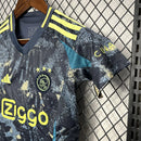 "Kit Infantil Ajax Away (2) 2024/25 Adidas com camisa e short oficial, tecido leve AEROREADY, escudo bordado e design autêntico do segundo uniforme do Ajax Amsterdam."