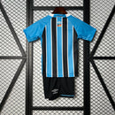 Kit Infantil Grêmio Home 2025/26 Umbro – camisa e short oficial para crianças, cores azul, preto e branco, escudo do Grêmio bordado, tecnologia Umbro Dry, conforto e respirabilidade para pequenos torcedores, uniforme mirim oficial do Grêmio 2025.