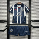 Kit Infantil Rayados de Monterrey 2024/25 Puma oficial, camisa listrada azul e branca com escudo do clube em destaque, shorts combinando, uniforme completo para crianças de 3 a 13 anos"
