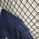 "Camisa Escócia 150 Anos Adidas masculina azul marinho com detalhes dourados, gola redonda, mangas curtas e tecido respirável, edição comemorativa especial de 150 anos da seleção escocesa para torcedores"