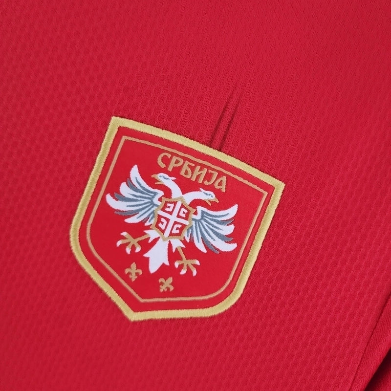 Camisa Sérvia Home I 2022/23 Puma masculina vermelha com detalhes dourados, gola careca e tecido leve respirável para torcedores"