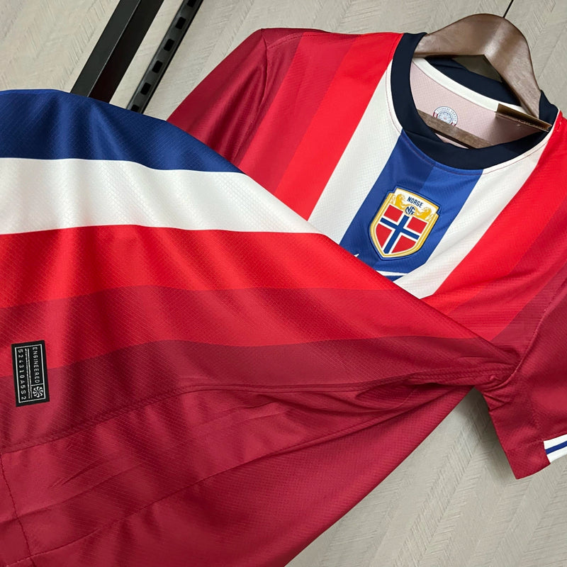 Camisa Noruega Home I 2024/25 Nike masculina vermelha com detalhes em azul e branco, gola careca, mangas curtas e tecido leve respirável para torcedores