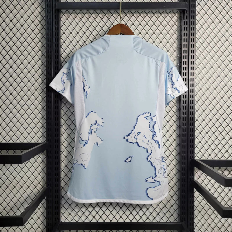 Camisa Bélgica Away II 2023/24 Adidas feminina, corte ajustado ao corpo, azul com detalhes em amarelo, escudo da seleção belga no peito e três listras Adidas nos ombros, tecido leve e respirável, ideal para treinos, jogos e torcer com estilo e conforto.”
