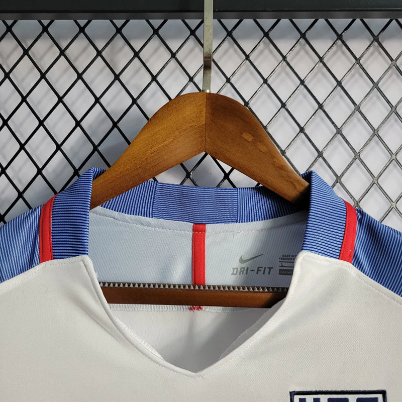 Camisa Estados Unidos Home I 2016/17 Nike Retrô Masculina branca, uniforme retrô da seleção EUA, escudo bordado no peito, detalhes em azul e vermelho, tecido leve e respirável."
camisa Estados Unidos 2016/17 retrô
camisa USA masculina retrô
camisa seleção EUA Nike
uniforme retrô de futebol EUA