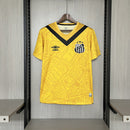 Camisa Santos III 2024/25 Umbro Torcedor Masculina – modelo na cor amarela com detalhes em preto, escudo do Santos FC bordado no peito esquerdo e logo da Umbro bordado no lado direito, design moderno e esportivo.
