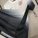 Camisa Corinthians Home I 2024/25 Nike Torcedor Masculina branca – manto do Timão com escudo em destaque, tecido leve e design moderno para torcedores apaixonados.