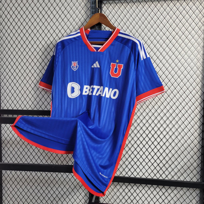 Camisa Universidad de Chile Home 2023/24 masculina azul, torcedor Adidas, uniforme futebol La U, camiseta oficial torcida, tecido respirável Climacool, design moderno e escudo do clube destacado"