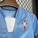 Kit Infantil Celta de Vigo Home (1) 2024/25 Hummel oficial – camisa azul celeste e shorts, uniforme completo para jovens torcedores do Celta, confortável e ideal para treino, lazer ou presente."
