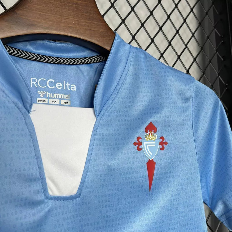 Kit Infantil Celta de Vigo Home (1) 2024/25 Hummel oficial – camisa azul celeste e shorts, uniforme completo para jovens torcedores do Celta, confortável e ideal para treino, lazer ou presente."
