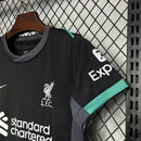 "Kit Infantil Liverpool Away II 2024/25 Nike completo com camisa, shorts e meias, oficial, escudo do Liverpool em destaque, design moderno e confortável para crianças de 3 a 13 anos"
