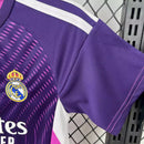 "Kit Infantil Real Madrid Goleiro 2025/26 Adidas, uniforme oficial com camisa e shorts, design moderno para pequenos goleiros, disponível dos 3-4 aos 12-13 anos."