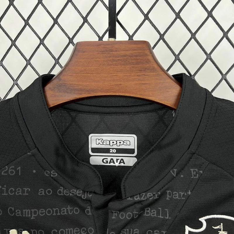 Kit Infantil Vasco Goleiro 2024/25 Kappa – uniforme oficial para crianças com camisa e short, escudo bordado do Vasco da Gama, design exclusivo de goleiro e tecido respirável.