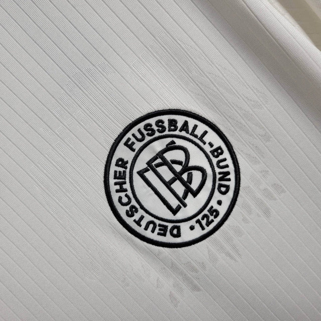 Camisa Alemanha 125 Anos 2025/26 Adidas Torcedor Masculina na cor branca, com escudo dourado comemorativo e gola retrô, celebrando 125 anos da seleção alemã.

 